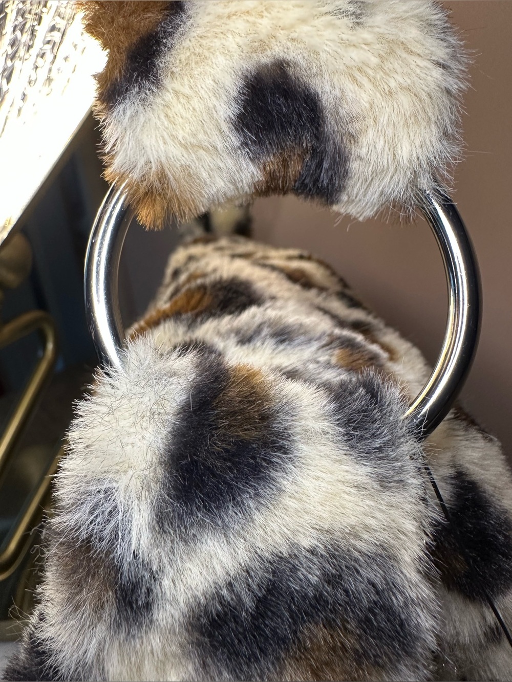 This Gilda Paris faux fur messenger bag features a bold leopard print pattern - Picture 6 of 9